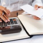 Kvinna som bokför utgifter