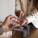 Kvinna som visar upp guldsmycken